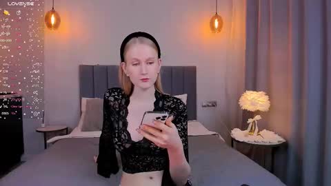 Snapshot of blondiemermaid chatting on February 15, 7:39 pm Mia online show from February 15, 7:39 pm