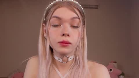 Snapshot of blondy_fina chatting on April 21, 4:52 am blondy_fina online show from April 21, 4:52 am
