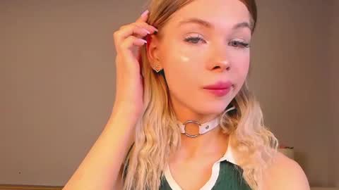 Snapshot of blondy_fina chatting on May 17, 6:33 am blondy_fina online show from May 17, 6:33 am