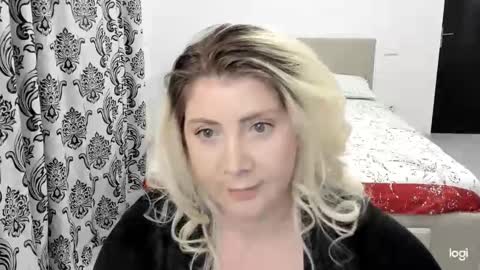 Snapshot of blondysarah chatting on February 20, 11:49 pm blondysarah online show from February 20, 11:49 pm