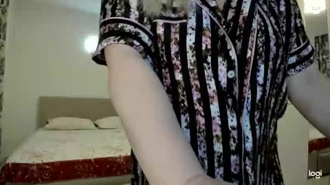 Snapshot of blondysarah chatting on February 27, 10:43 pm blondysarah online show from February 27, 10:43 pm