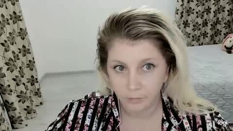 Snapshot of blondysarah chatting on March 1, 9:28 pm blondysarah online show from March 1, 9:28 pm