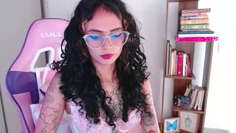 Snapshot of bluee_v chatting on February 12, 10:38 pm Im Abril .. Nice to meet you thumb up me please its important INDEPENDENT MODEL online show from February 12, 10:38 pm