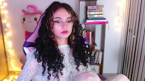 Snapshot of bluee_v chatting on February 18, 1:45 am Im Abril .. Nice to meet you thumb up me please its important INDEPENDENT MODEL online show from February 18, 1:45 am