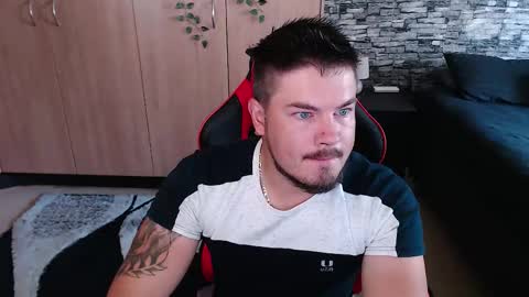 blueeyeboy0 online show from November 20, 8:03 am