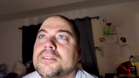 Snapshot of blueeyeme chatting on October 19, 5:52 am blueeyeme online show from October 19, 5:52 am