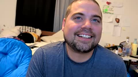 Snapshot of blueeyeme chatting on October 25, 8:33 am blueeyeme online show from October 25, 8:33 am