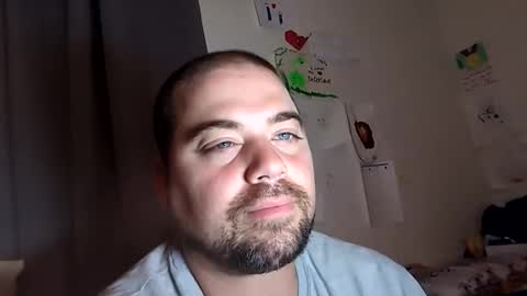 Snapshot of blueeyeme chatting on October 31, 12:55 am blueeyeme online show from October 31, 12:55 am