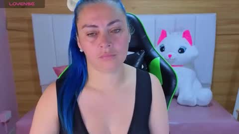 Mia  online show from January 10, 1:02 pm