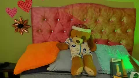 Violette 3 online show from November 2, 6:43 pm