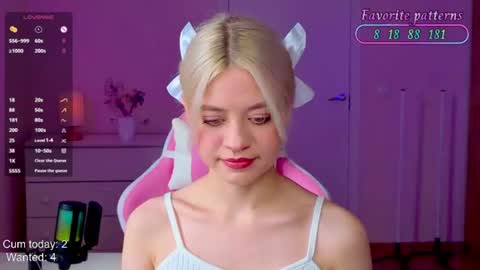Snapshot of blush_im_crush chatting on June 22, 1:52 pm Wendy online show from June 22, 1:52 pm