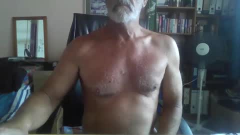 Snapshot of bobbgud chatting on December 21, 6:42 am Bobbgud online show from December 21, 6:42 am