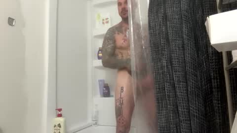 Snapshot of bodyart85_19 chatting on December 10, 8:19 am Bodyart85 19 online show from December 10, 8:19 am