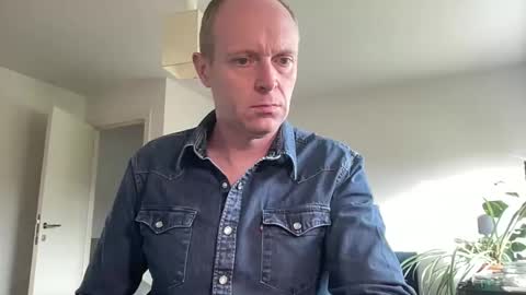 Snapshot of boegieboy76 chatting on October 31, 11:22 am ask me online show from October 31, 11:22 am