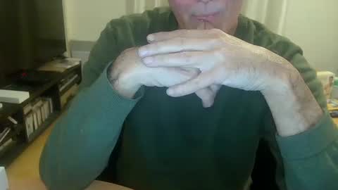 Snapshot of bogus25 chatting on December 18, 11:00 pm bogus25 online show from December 18, 11:00 pm