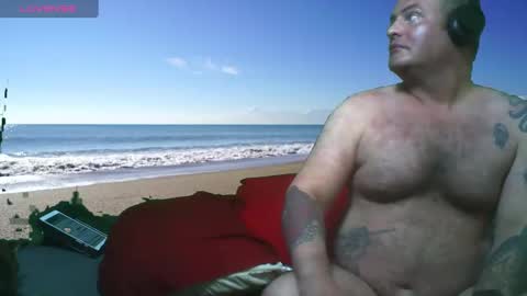 Snapshot of bongolian chatting on January 8, 8:27 am SkullBone online show from January 8, 8:27 am