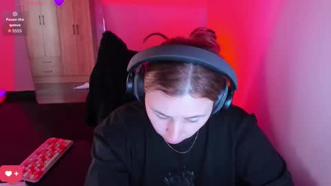 Bonnie Help me reach 500 likes online show from March 5, 6:04 pm