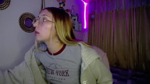 Soffy Brooks Independent model online show from December 10, 7:58 am