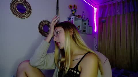 Soffy Brooks Independent model online show from December 11, 5:32 am