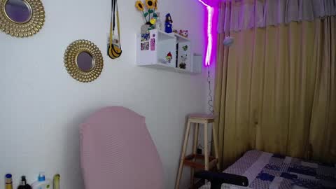 Soffy Brooks Independent model online show from January 4, 4:12 am