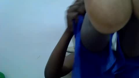 Snapshot of bouncy_vee chatting on April 6, 11:33 am bouncy_vee online show from April 6, 11:33 am