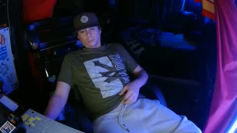 Snapshot of bowerboi1217 chatting on November 25, 2:22 am Bowerboi1217 online show from November 25, 2:22 am