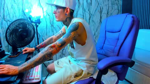 Snapshot of boy_tatto77 chatting on March 26, 2:11 pm boy_tatto77 online show from March 26, 2:11 pm