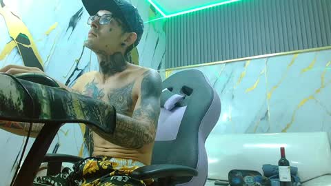 Snapshot of boy_tatto77 chatting on March 27, 4:07 pm boy_tatto77 online show from March 27, 4:07 pm