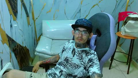 Snapshot of boy_tatto77 chatting on March 31, 12:05 pm boy_tatto77 online show from March 31, 12:05 pm