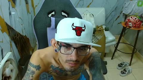 Snapshot of boy_tatto77 chatting on April 1, 1:41 pm boy_tatto77 online show from April 1, 1:41 pm