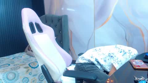 Snapshot of boy_tatto77 chatting on May 7, 12:10 pm boy_tatto77 online show from May 7, 12:10 pm