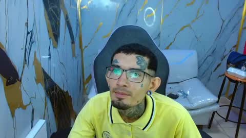 Snapshot of boy_tatto77 chatting on May 16, 11:42 am boy_tatto77 online show from May 16, 11:42 am