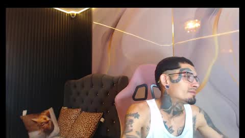Snapshot of boy_tatto77 chatting on May 19, 11:22 pm boy_tatto77 online show from May 19, 11:22 pm