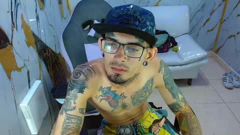 Snapshot of boy_tatto77 chatting on June 3, 2:33 pm boy_tatto77 online show from June 3, 2:33 pm