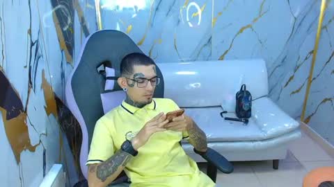 boy_tatto77 online show from June 30, 12:44 am