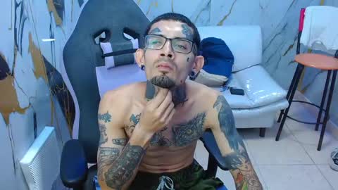 boy_tatto777 online show from May 15, 1:29 pm