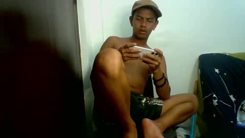 Snapshot of boyax16 chatting on December 10, 10:05 pm boyax16 online show from December 10, 10:05 pm