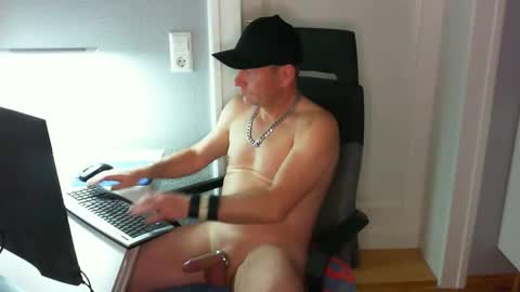 Snapshot of boycatcher chatting on December 19, 9:17 pm Julian online show from December 19, 9:17 pm
