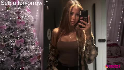 Snapshot of brabuss_ chatting on December 29, 10:12 am Lana online show from December 29, 10:12 am