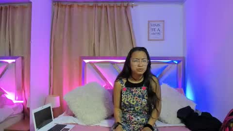 Snapshot of bravepetunia chatting on October 17, 12:19 pm bravepetunia online show from October 17, 12:19 pm