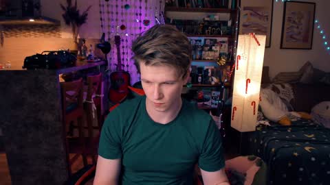Snapshot of brestonsweet chatting on December 18, 8:25 pm brestonsweet online show from December 18, 8:25 pm