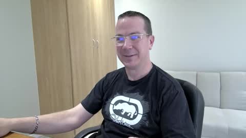 Snapshot of brettdj chatting on September 19, 2:18 pm Brett online show from September 19, 2:18 pm