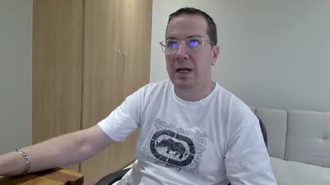 Snapshot of brettdj chatting on November 3, 2:18 pm Brett online show from November 3, 2:18 pm