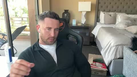 Snapshot of brettmycles chatting on September 29, 8:46 pm Brett Mycles online show from September 29, 8:46 pm