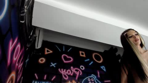 Snapshot of brianna_the_doll chatting on December 8, 5:39 am Brianna online show from December 8, 5:39 am