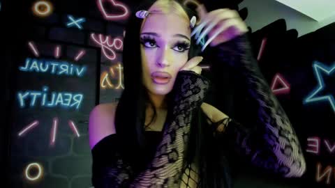 Snapshot of brianna_the_doll chatting on December 19, 5:40 am Brianna online show from December 19, 5:40 am