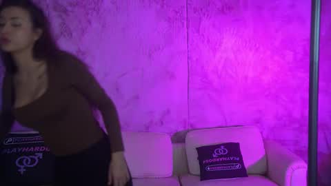 Snapshot of bright_diamonds_054 chatting on January 17, 9:47 am Diamonds Girls online show from January 17, 9:47 am