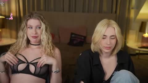 Snapshot of bright_diamonds_054 chatting on April 3, 7:01 pm Diamonds Girls online show from April 3, 7:01 pm