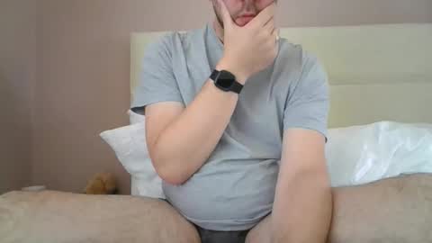 Snapshot of britguy6985 chatting on May 6, 11:26 am britguy6985 online show from May 6, 11:26 am