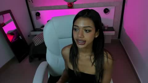 Snapshot of britney_collins_ chatting on June 21, 1:24 pm britney_collins_ online show from June 21, 1:24 pm